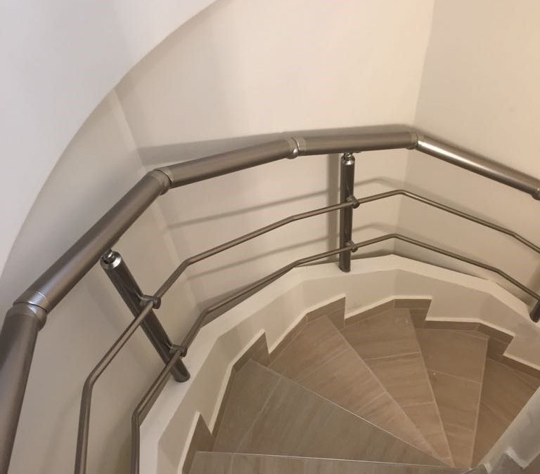 Budapesti lakás – fém lépcsőkorlát